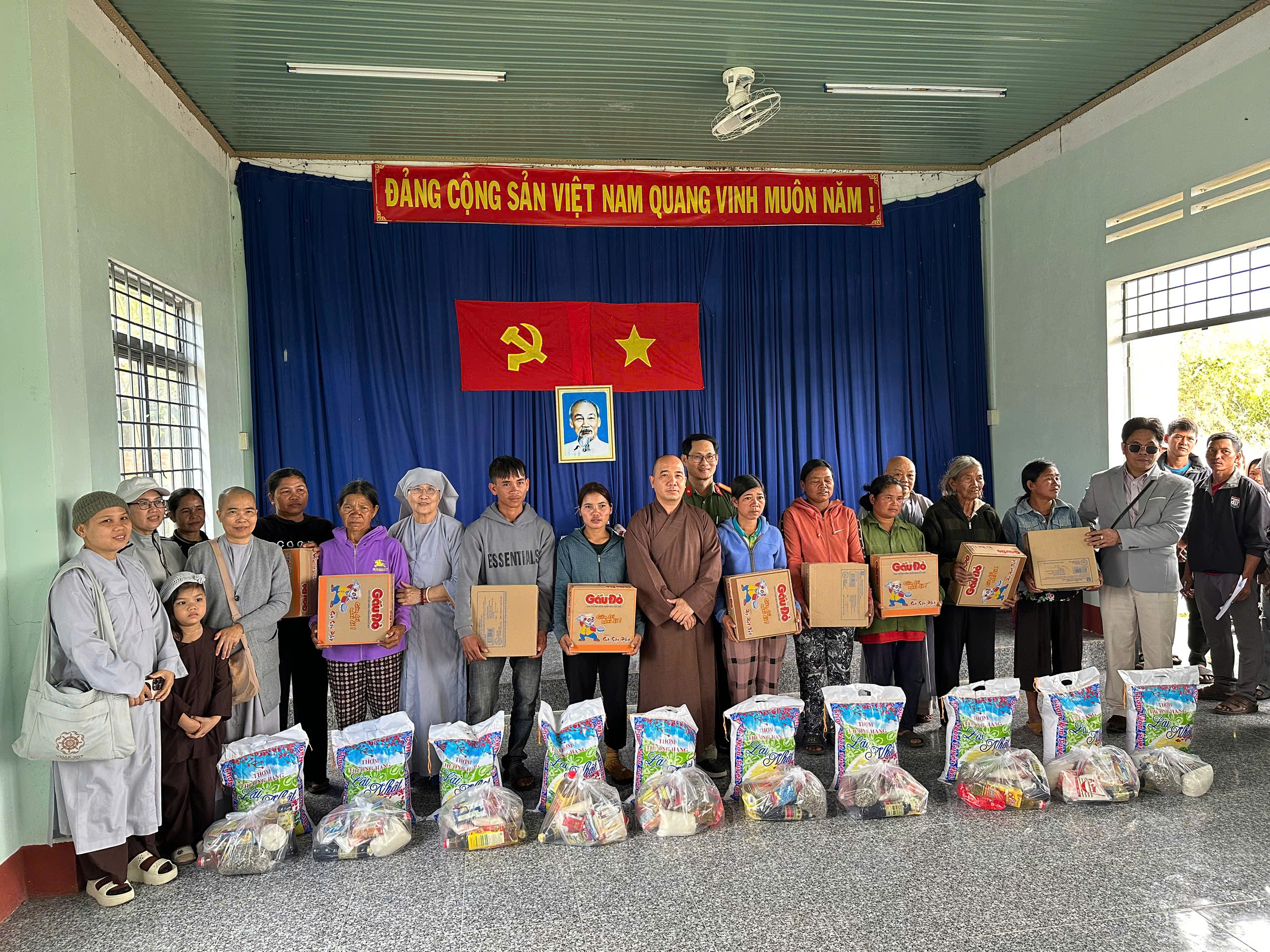 Các tự viện các phường Quy Nhơn tặng quà dịp Tết Bính Ngọ